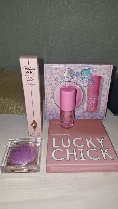 Too faced,  для обличчя,  Revolution, хайлайтер  Charlotte Tilburi