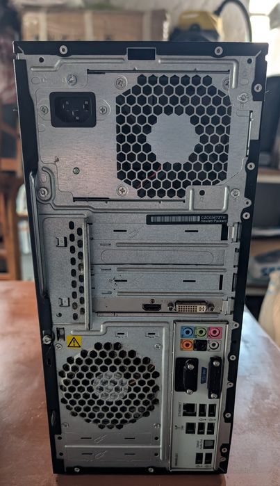 Secretaria mais computador a funcionar