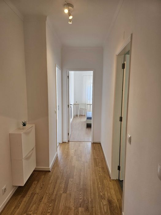 Quarto suite com varanda em apartamento remodelado e mobilado