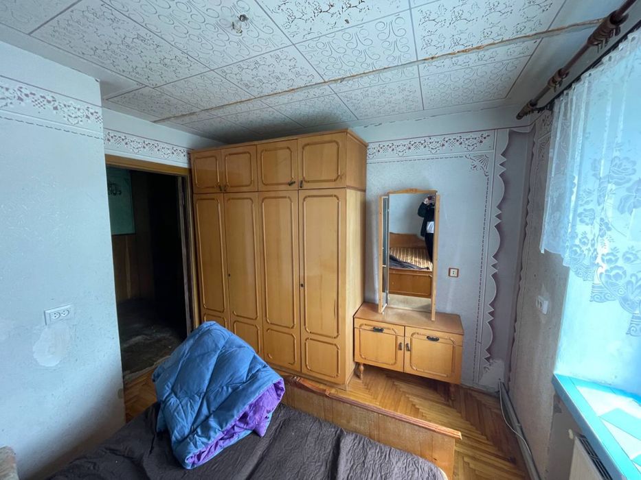 сервант, ліжко, шафа