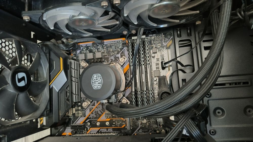 I5 9600k RX 6600 24GB RAM SSD