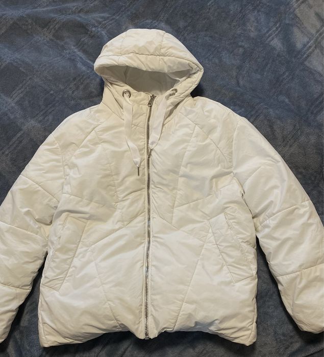 Весняна біла куртка з капюшоном