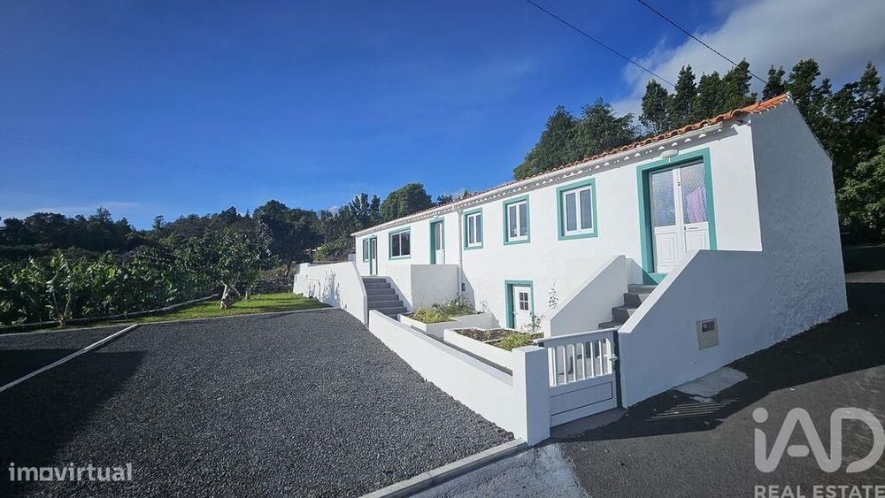 Moradia isolada T2 em Lajes do Pico de 85 m2