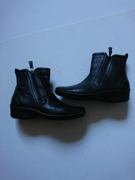 Женские полусапожки фирмы Ecco демисезонные.