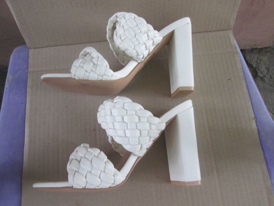 Весільні босоніжки шльопанці.