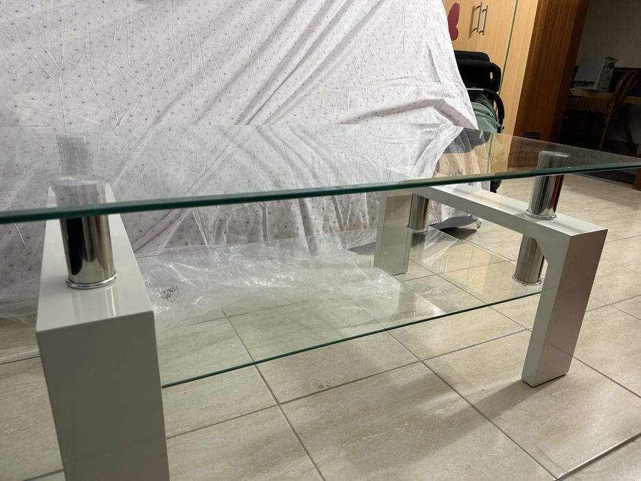 Mesa de centro com tampo em vidro
