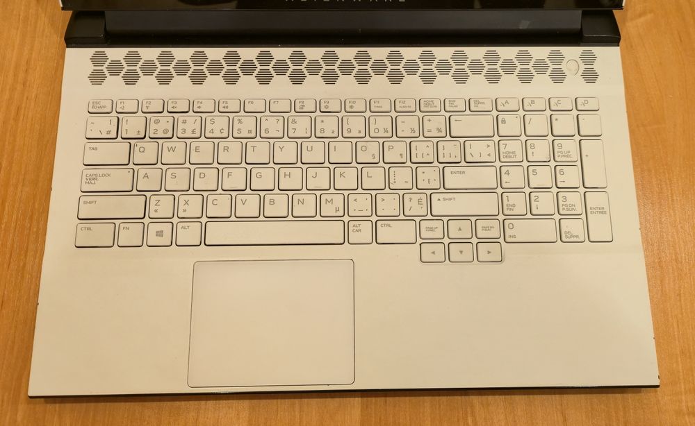 Неробочий Alienware m17 r4