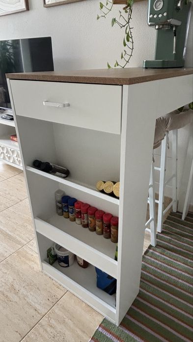 Bancada alta com arrumação + 2 bancos