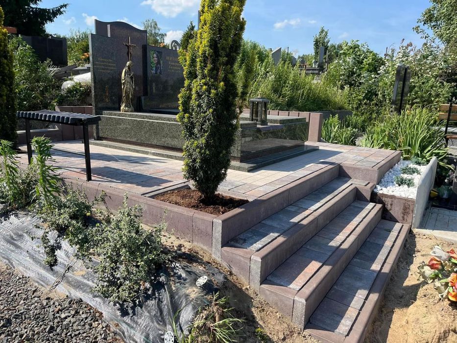 Укладання бруківки біля памятників.