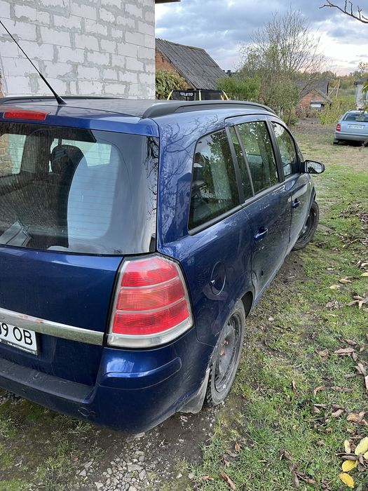 Продаю власний сімейний автомобіль. В користуванні більше 2 років