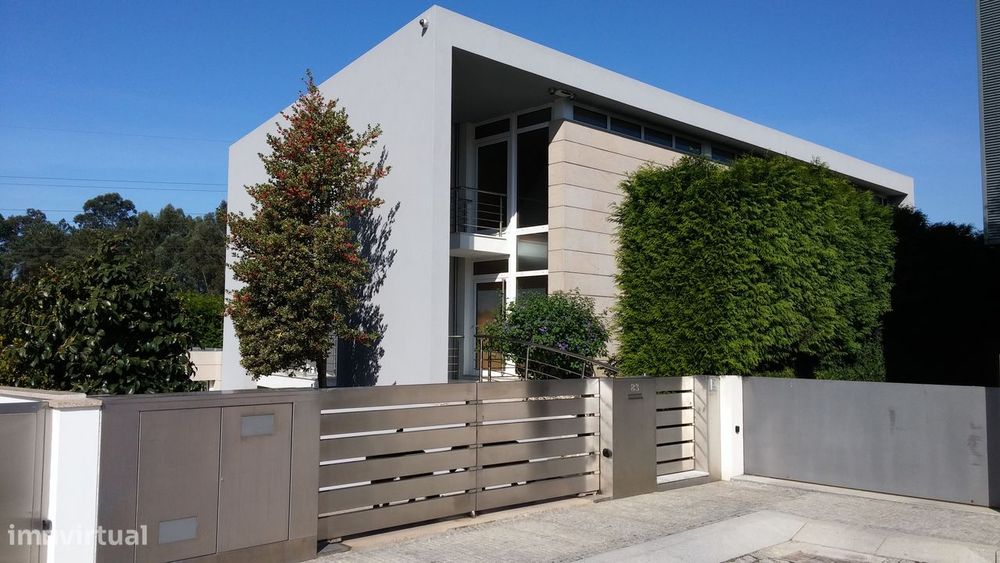 Moradia T4 Exclusiva  com 595 m² em terreno 1.200 m² Castêlo da Maia