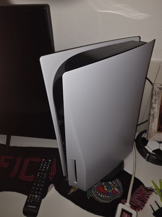Ps5, 2x comandos, 4x jogos físicos, base de carregamento.