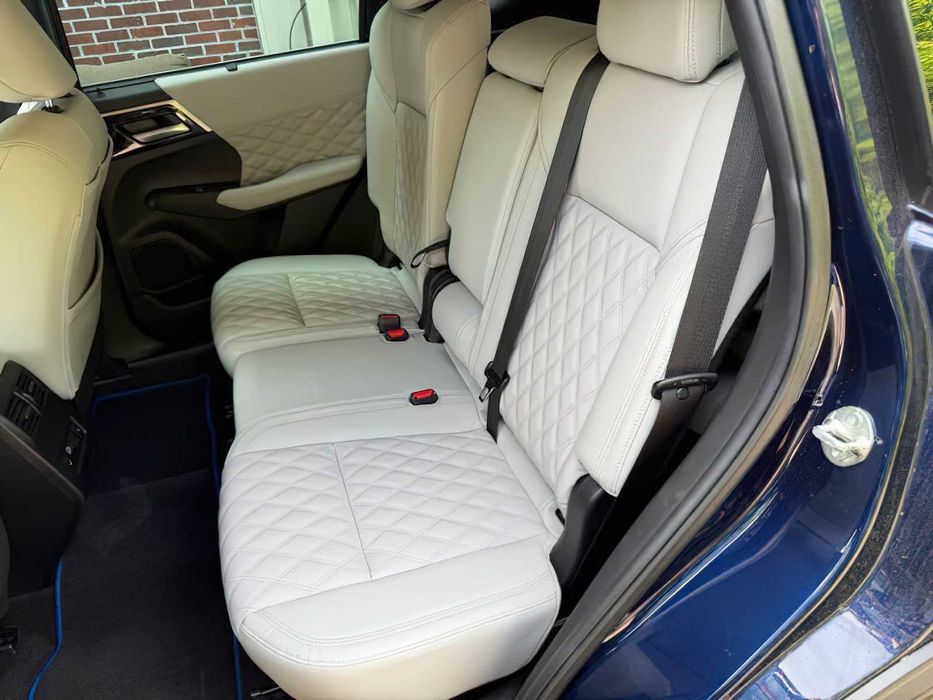 Mitsubishi Outlander PHEV SEL      2023
