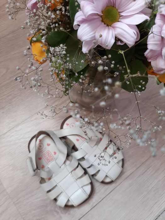 Білі шкіряні сандалі для дівчинки