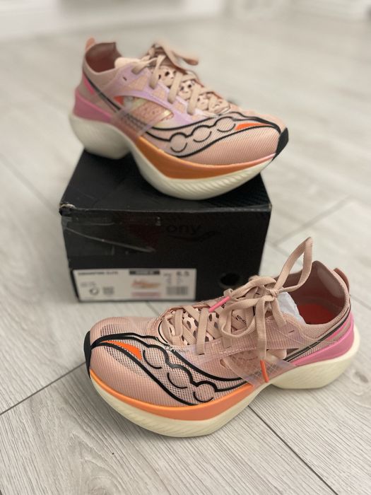 Нові кросівки saucony Elite