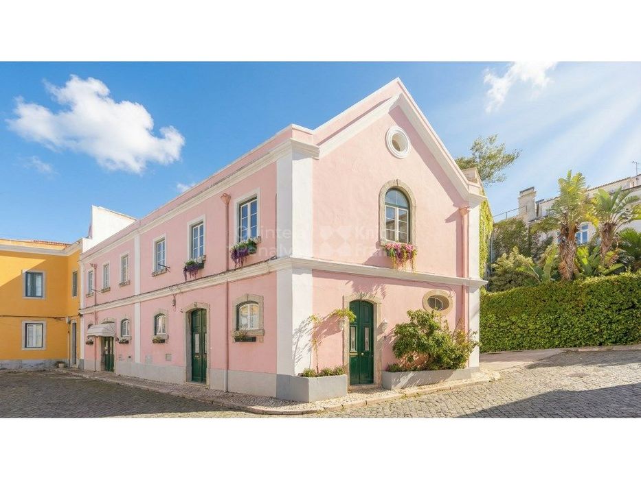 Triplex renovado no Monte Estoril perto da praia e estação