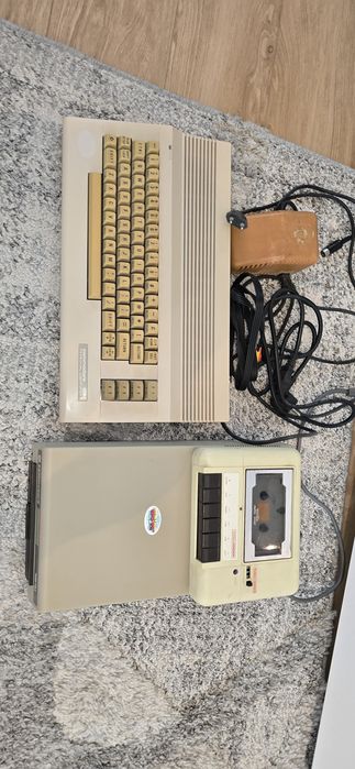Komputer Commodore 64 , magnetofon , stacja dyskietek  Commodore 1541