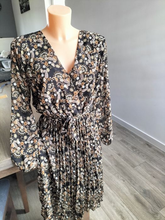 Śliczna sukienka damska we wzory Xl dół plisowany