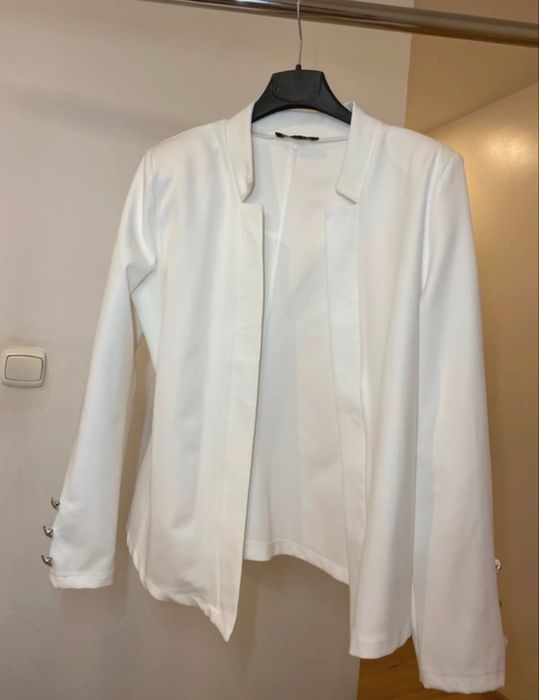 Biały cienki żakiecik z poduszeczkami