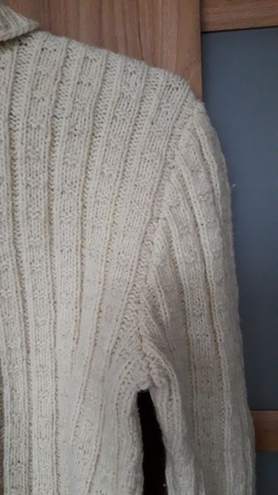 Sweter z owczej wełny.