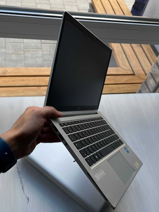 Преміальний бізнес-ноутбук HP EliteBook 830 G8 у відмінному робочому стані. В наявності 40 штук.