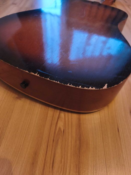 Stara gitara drewniana
