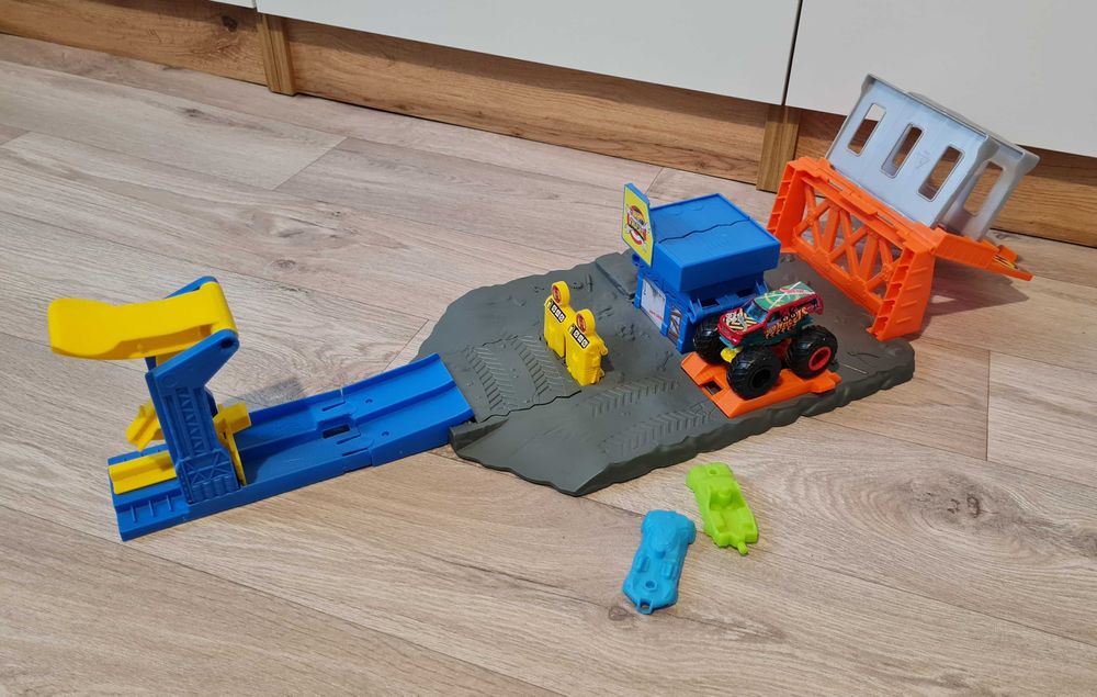 Zestaw Hot Wheels Monster Trucks Demolka na stacji