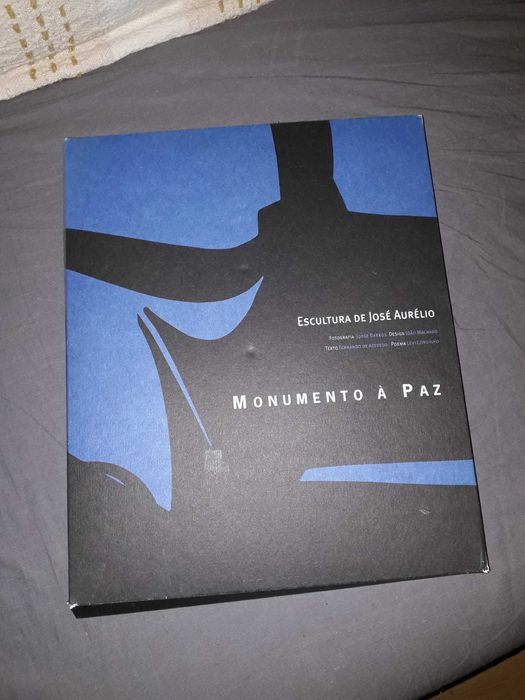 Livro,Escultura de jose Aurélio .monumento à paz!