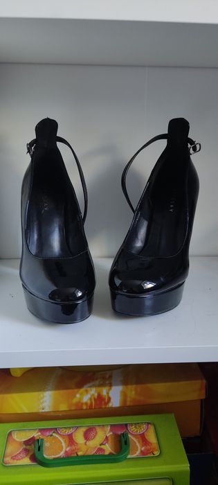 Czarne buty na wysokim obcasie