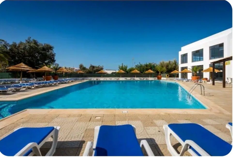 T1 em Condomínio com Piscinas e Jacuzzi – Arrendamento Temporário (