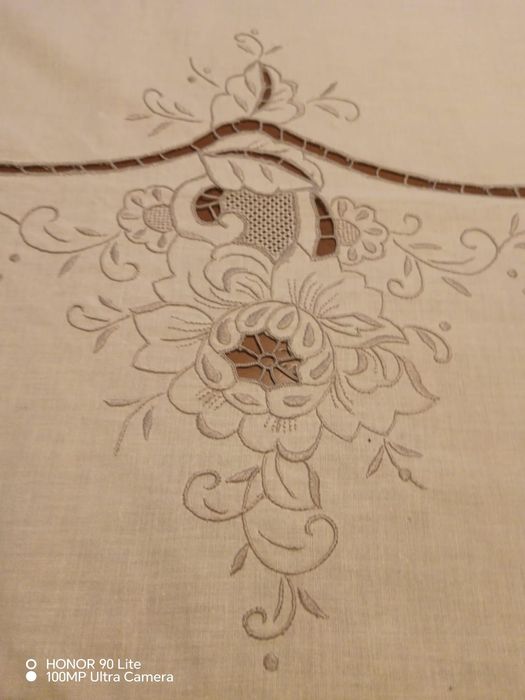 Toalha bordada à mão com 12 guardanapos