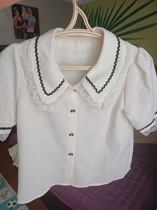 Жіноча елегантна біла блуза