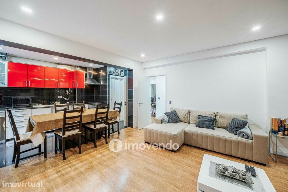 Apartamento T3+1, com áreas generosas, no Laranjeiro