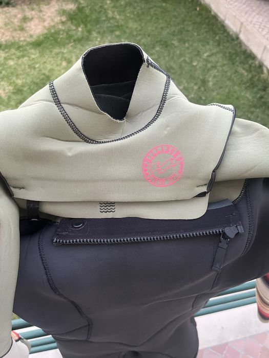 Fato de surf em otimo estado