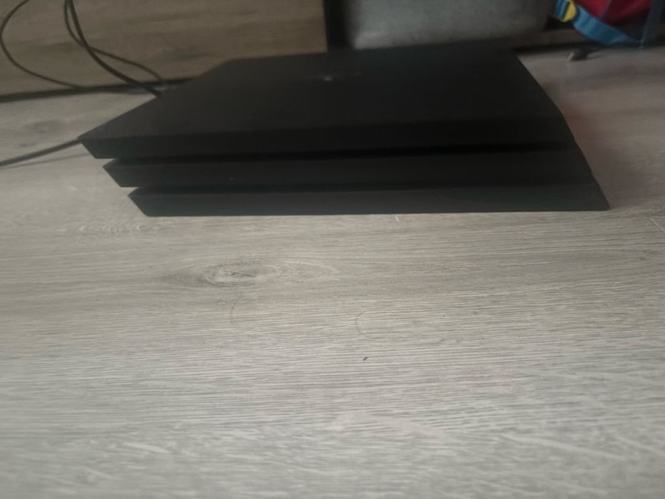 Playstation 4 PRO , 1TB , 9 GIER , 2  PADY