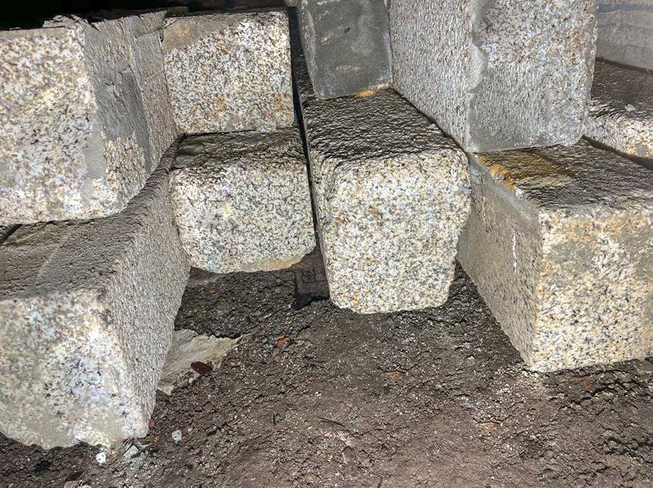 Pilares, coluna, padieira em Granito amarelo bujardado, perpianho