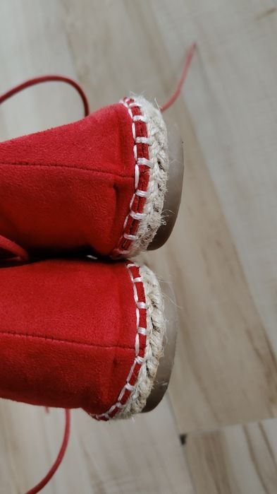 Espadryle czerwone wiązane na kostkach