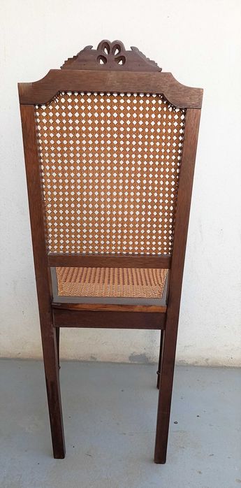 Cadeira clássica de sala de jantar.