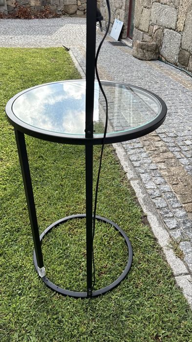 Candeeiro de pé com mesa integrada