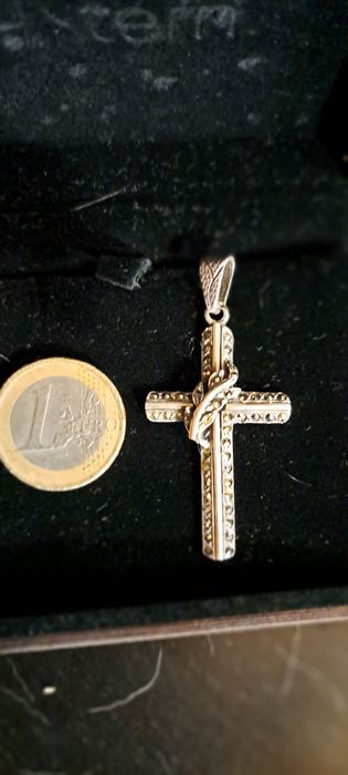 Cruz vintage em prata contrastada.