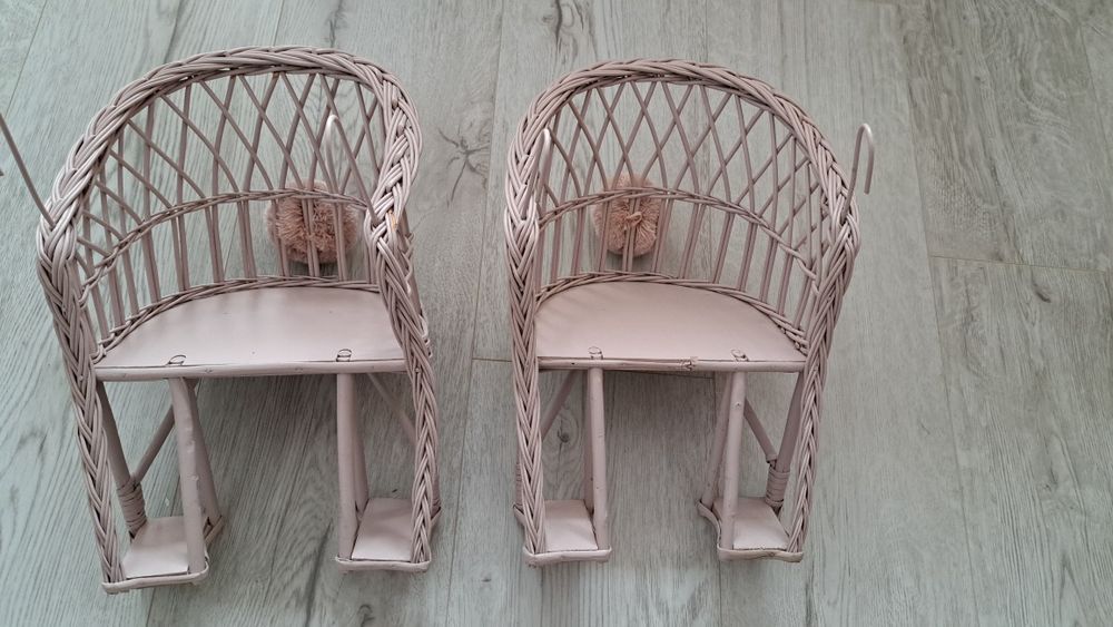 Koszyk wiklinowy rowerowy dla lalek brudny róż pompon