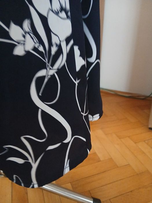 Spódnica na czarnym tle białe kwiaty L