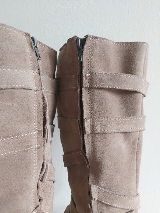 Botas de cano alto e pele