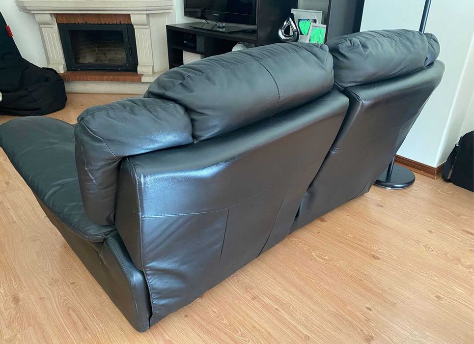 2 Sofás reclináveis pretos com dois lugares com apoio de pernas