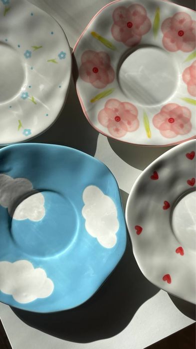 Чашка з блюдцем у пастельному дизайні