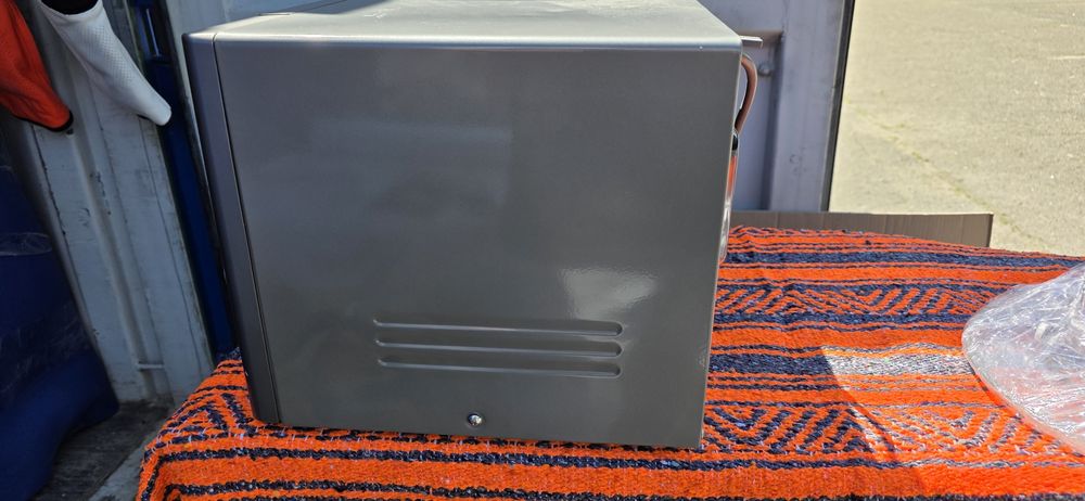 Продам мікрохвильову піч Samsung MS23F302TAS/UA в відмінному стані.