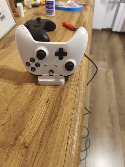 pady kontrolery Xbox series i one