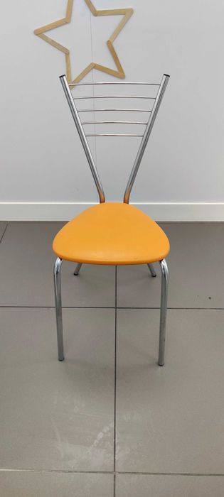 Pomarańczowe krzesła kuchenna