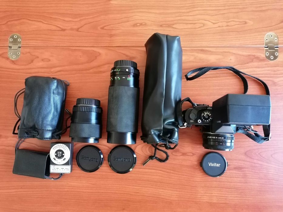 Máquina fotográfica analógica Vivitar 3000S com diversos acessórios