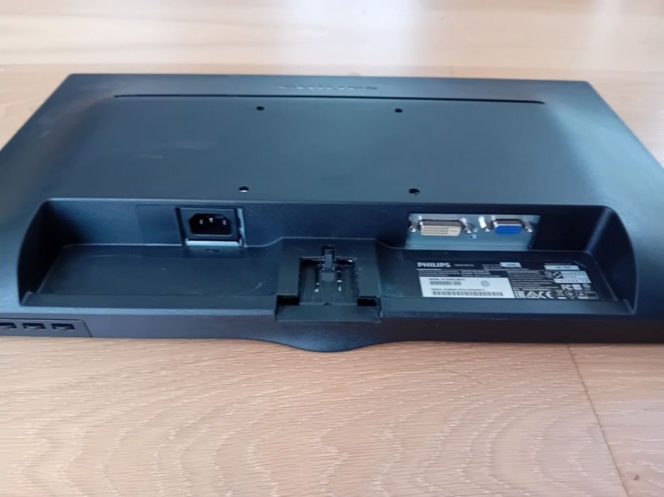 Monitor 21,5 cala
